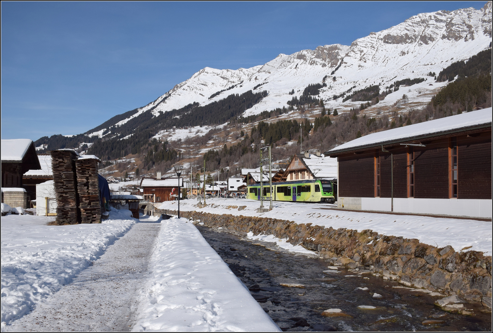 ABe 4/8 472 der ASD am Streckenende in Les Diablerets. Januar 2026.