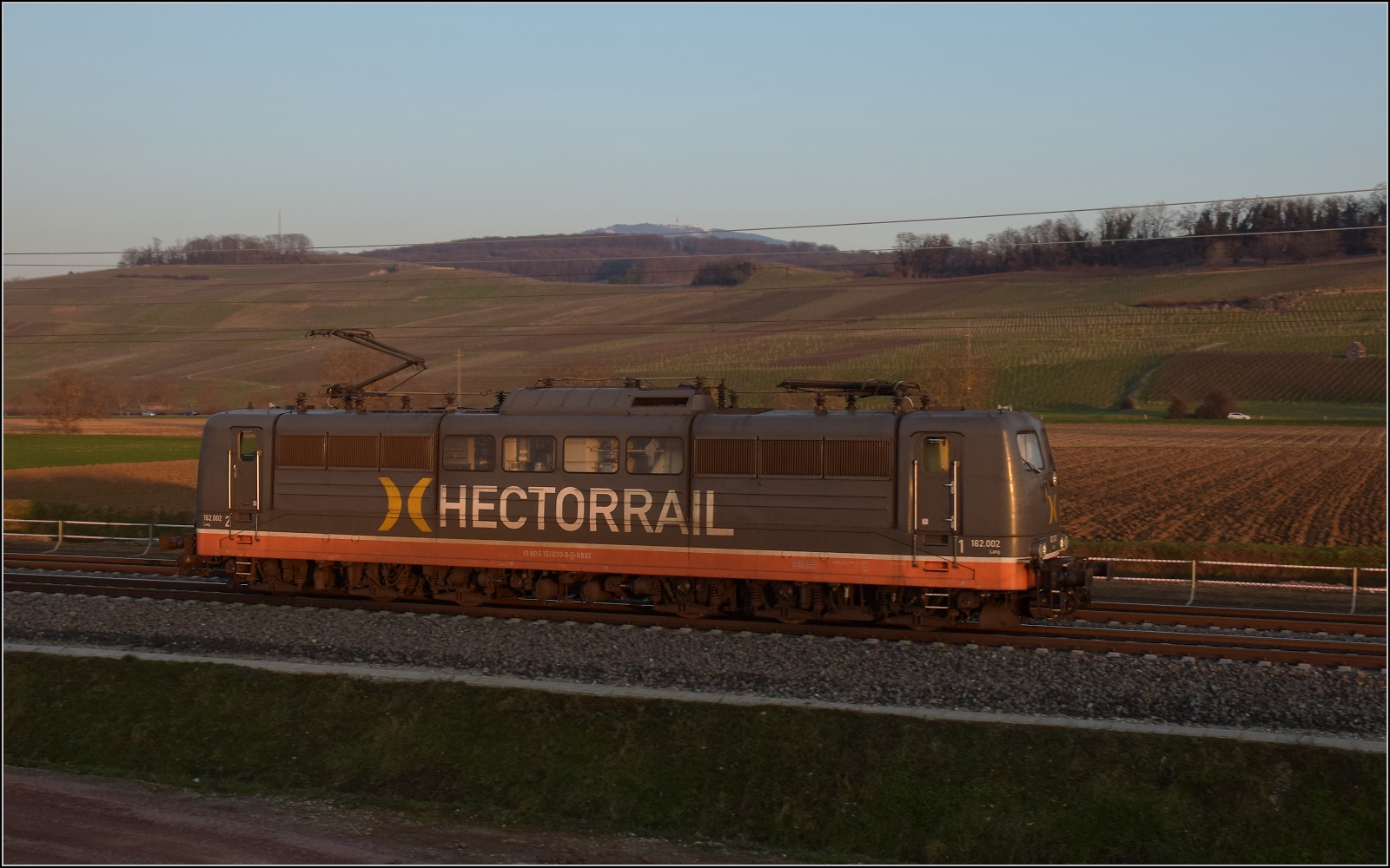 Abend im Markgrfler Land.

151 070 der Hectorrail bei Schliengen. Februar 2023.