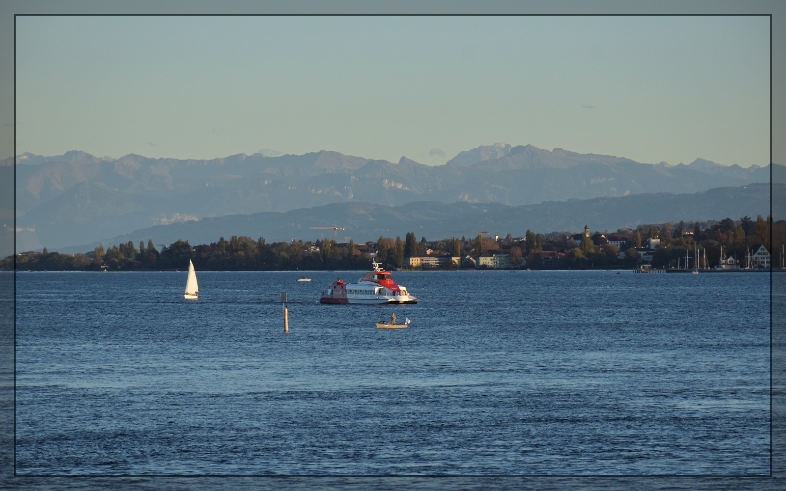 Abends in Konstanz.

Blick über den See von der Rheinbrücke. Oktober 2022.