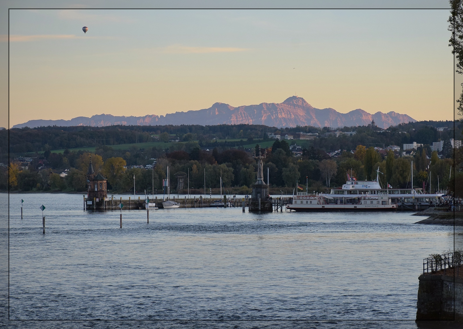 Abends in Konstanz.

Blick zum Säntis von der Rheinbrücke. Oktober 2022.