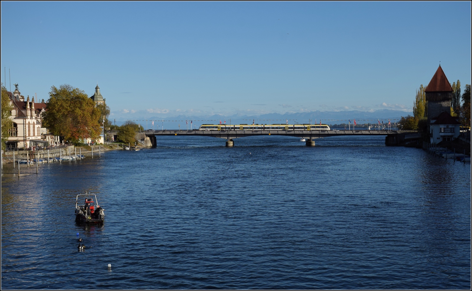 Abends in Konstanz.

Ein 442 im bwegt-Design auf der Rheinbrücke in Konstanz, während vorne Fahrräder aus dem Rhein gefischt werden. Oktober 2022.