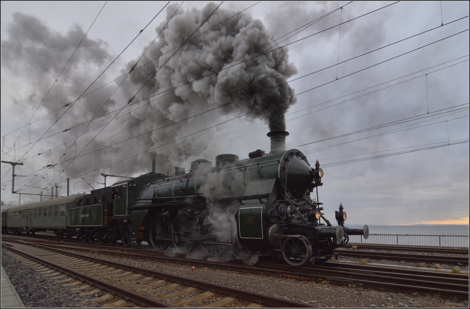 Abfahrt 18 478 alias S 3/6 3673 der Kniglich Bayerischen Staatseisenbahnen von Lindau Hbf. Februar 2023.