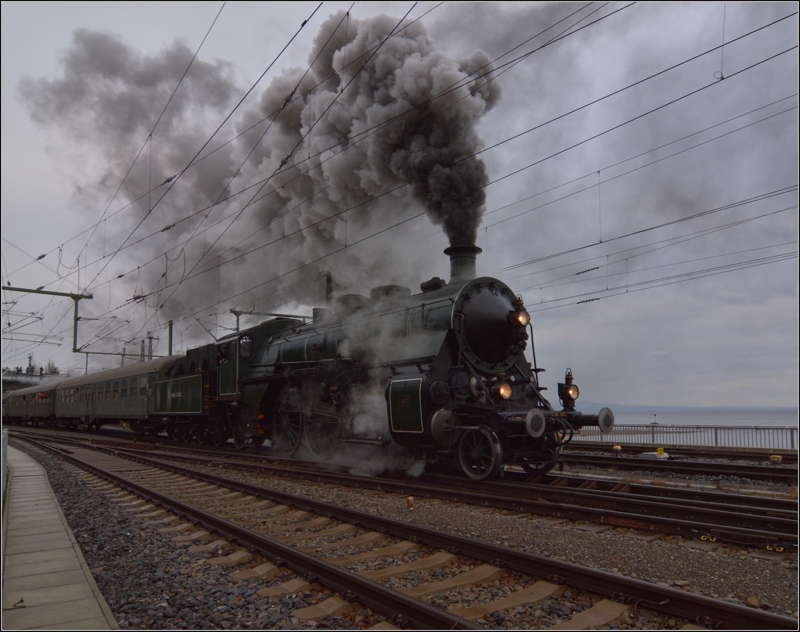 Abfahrt 18 478 alias S 3/6 3673 der Kniglich Bayerischen Staatseisenbahnen von Lindau Hbf. Februar 2023.