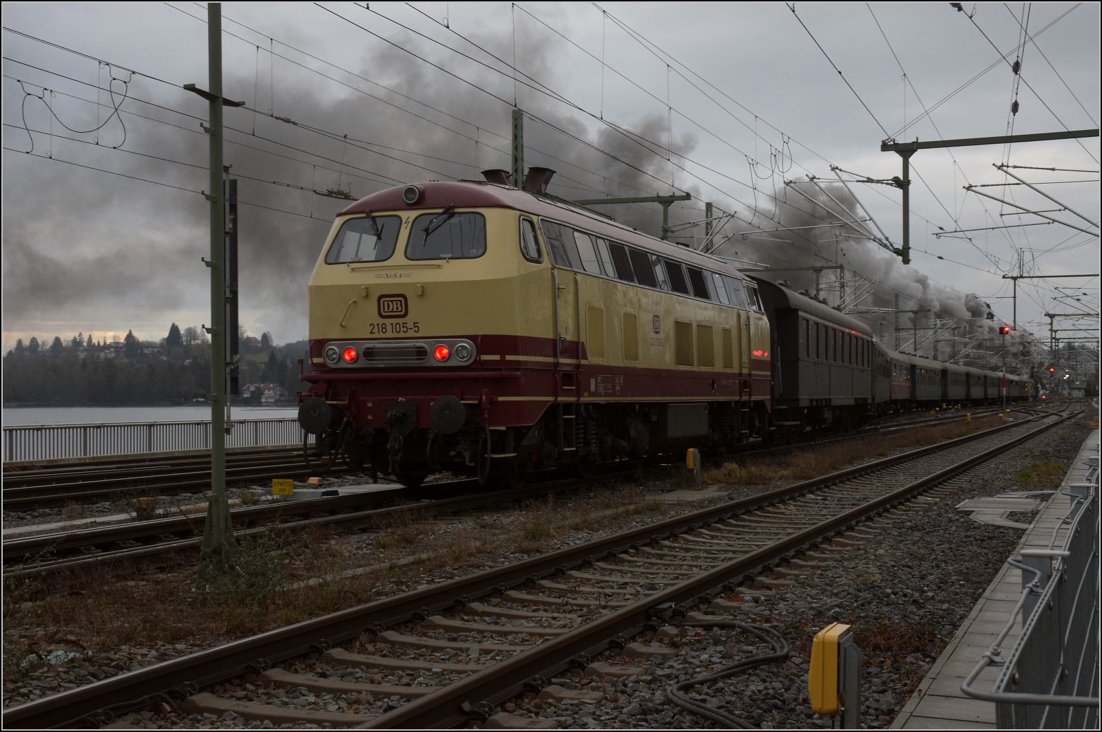 Abfahrt 18 478 von Lindau Hbf, 218 105 schiebt nach. Februar 2023.