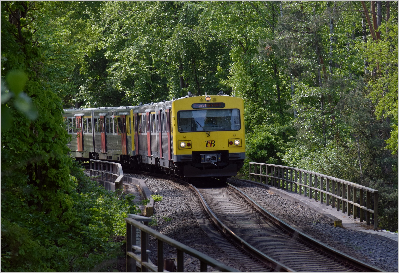 Abgesang auf die Taunus Elevated.

609 006 HLB VT06 und 609 003 HLB VT03 am Bahnübergang Pionierweg zwischen der Saalburg und Köppern auf dem Weg nach Frankfurt Hbf. Mai 2022.