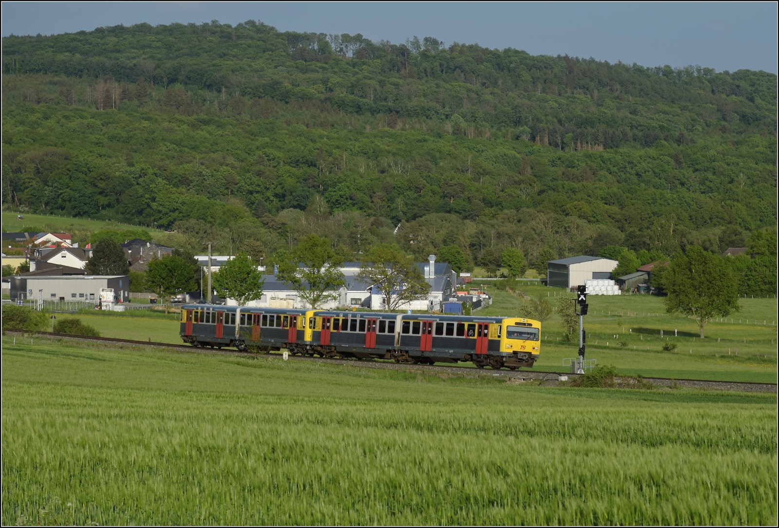 Abgesang auf die Taunus Elevated.

609 017 HLB VT17 und 609 014 HLB VT14 bei Wehrheim auf dem Weg nach Brandoberndorf. Mai 2022.