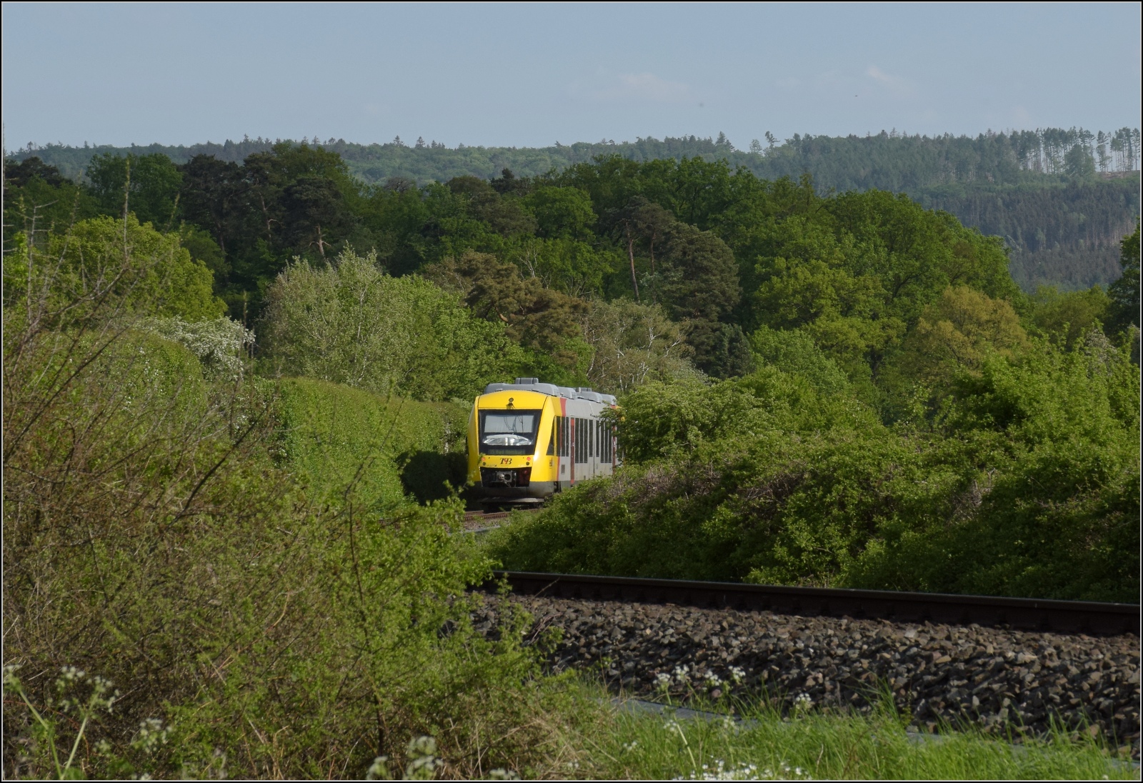Abgesang auf die Taunus Elevated.

648 407 HLB VT207 bei Wehrheim auf dem Weg nach Grävenwiesbach. Mai 2022.