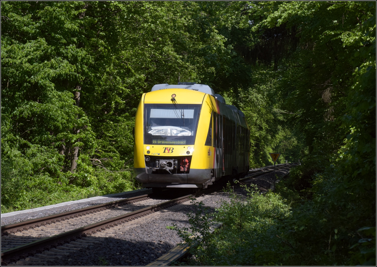 Abgesang auf die Taunus Elevated.

648 407 HLB VT207 im Neuen Feld bei Köppern auf dem Weg nach Grävenwiesbach. Mai 2022.