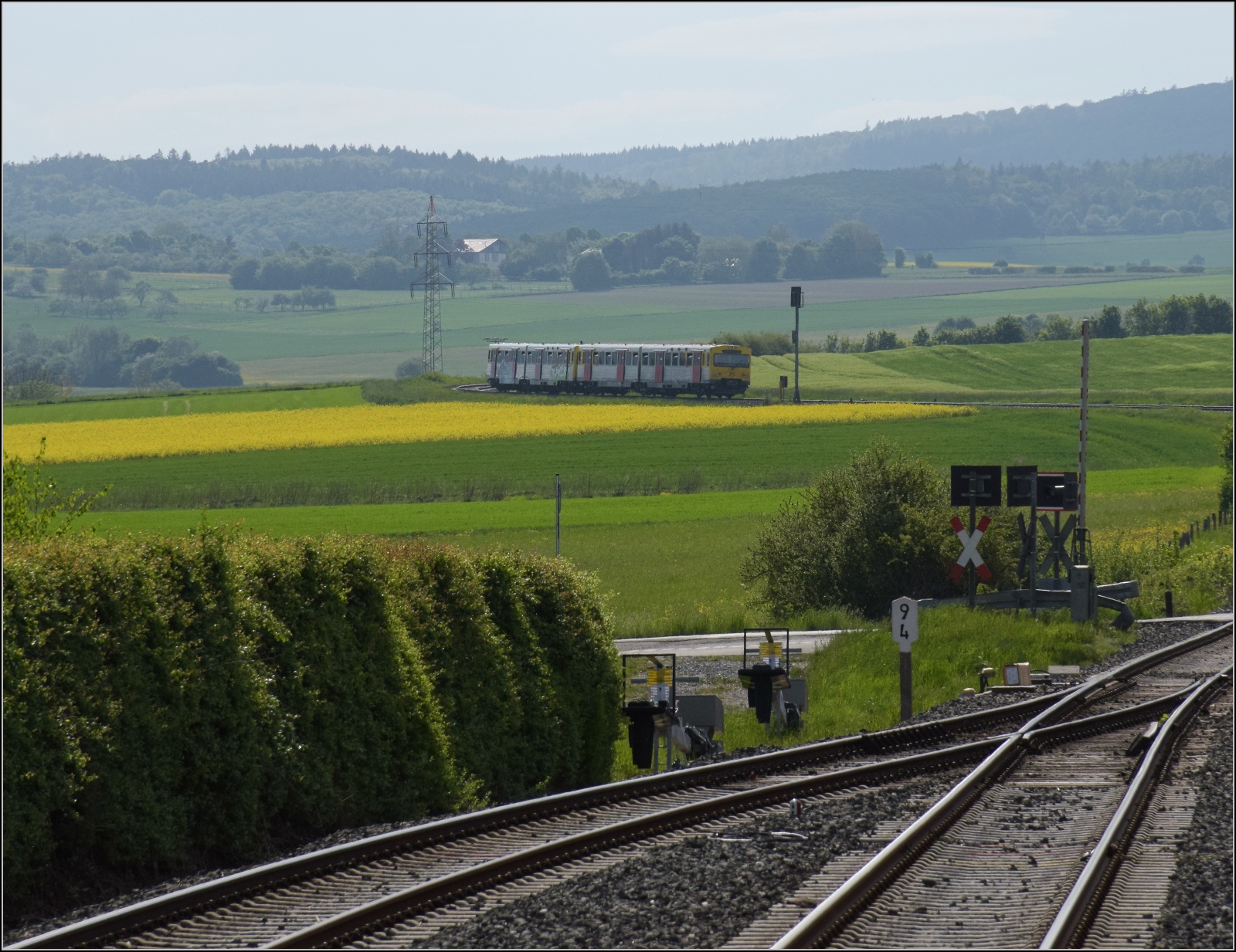 Abgesang auf die Taunus Elevated.

Zwei nicht bekannte VT2E bei Wehrheim auf dem Weg nach Grävenwiesbach. Mai 2022.