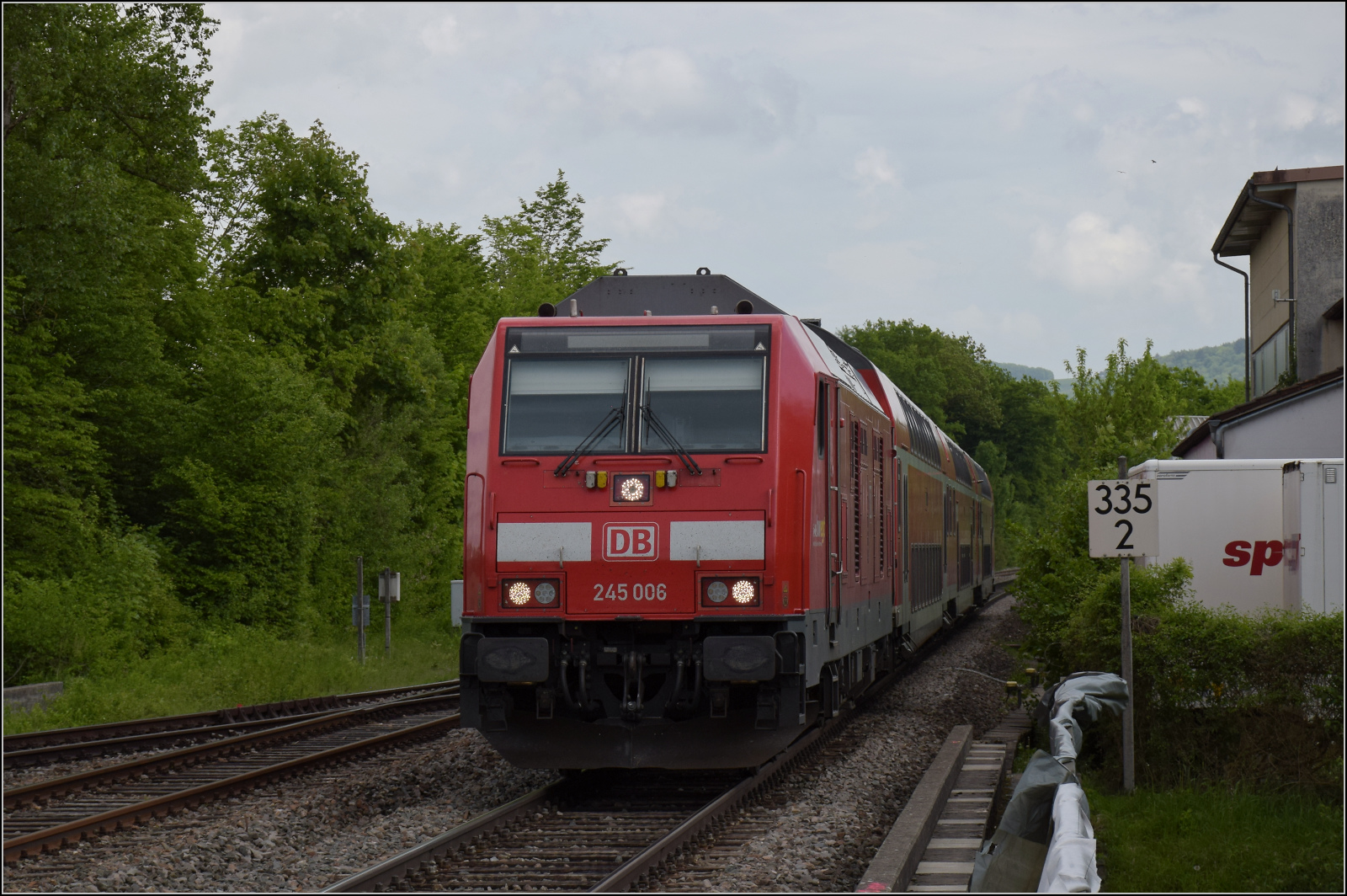 Abschiedfahrten von 52 7596.

245 006 peffert mit 3 Dostos durch die Fotografenriege. Lauchringen, Mai 2025.