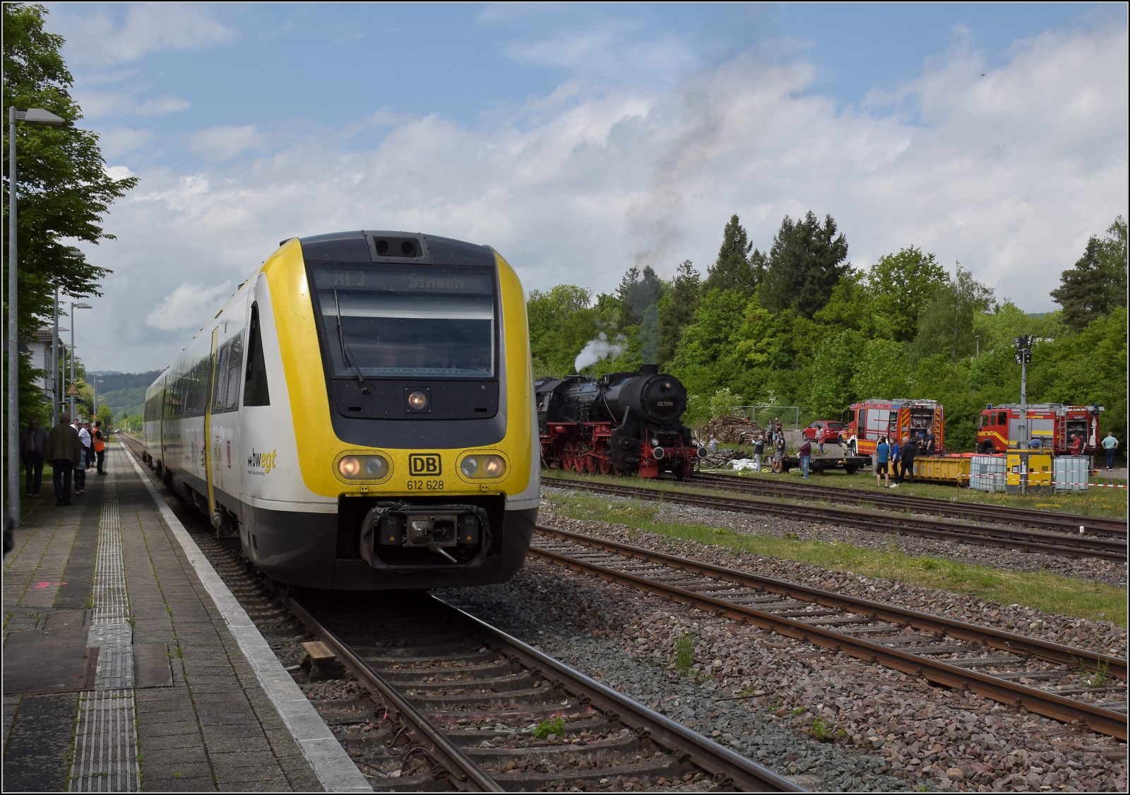 Abschiedfahrten von 52 7596.

245 006 peffert mit 3 Dostos durch die Fotografenriege. Lauchringen, Mai 2025.