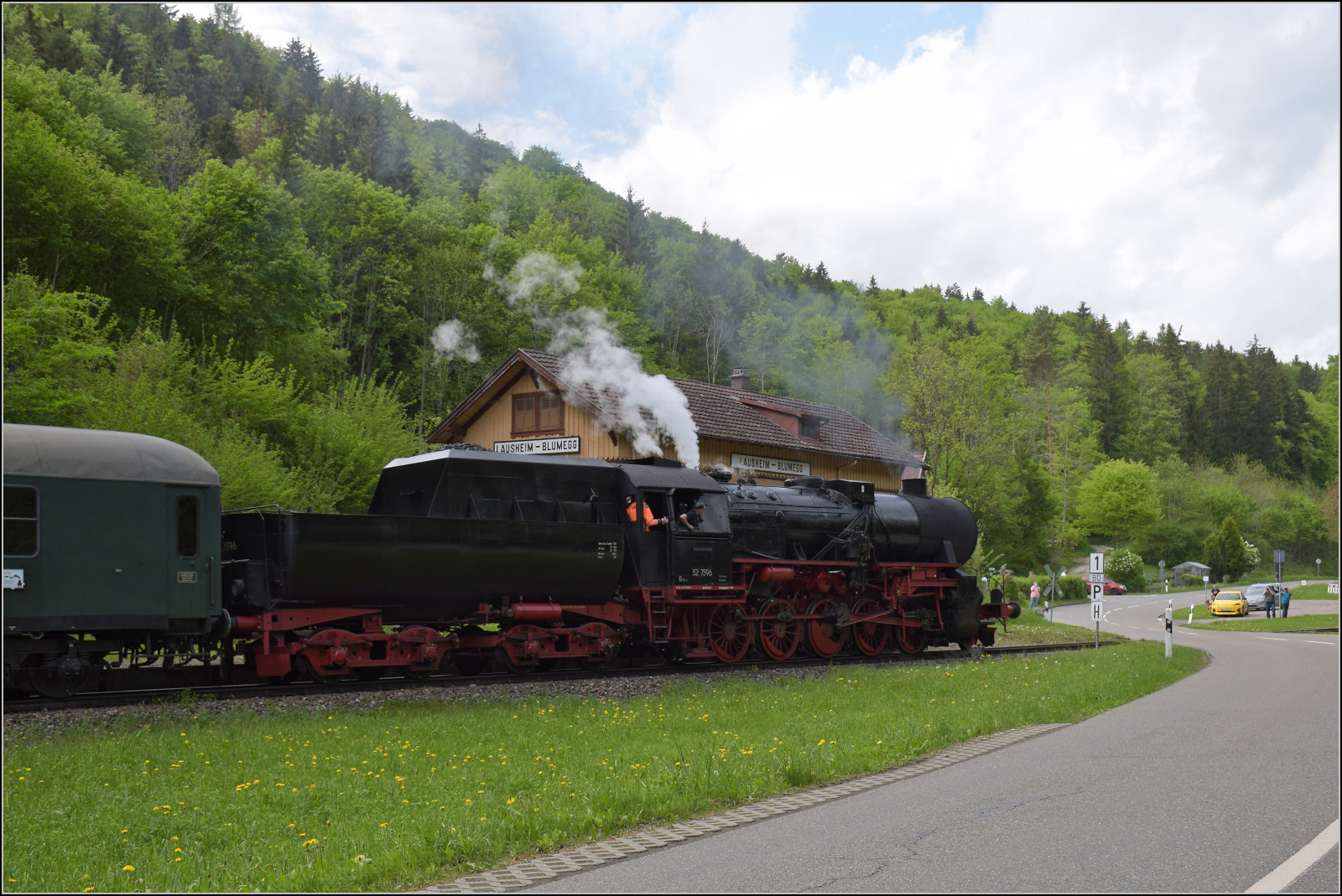 Abschiedfahrten von 52 7596.

Auf Bergfahrt am Haltepunkt Lausheim-Blumegg. Mai 2025.