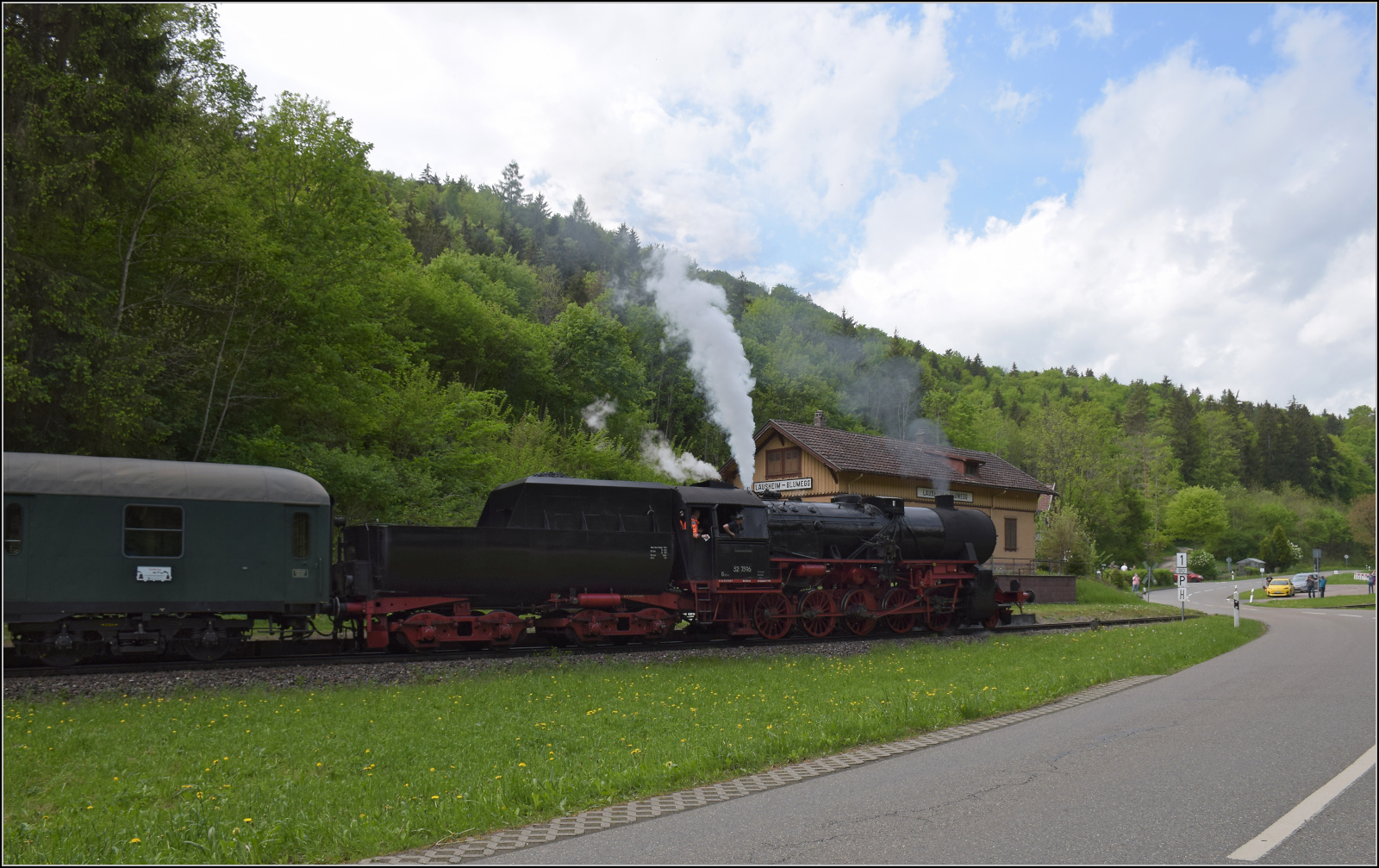 Abschiedfahrten von 52 7596.

Auf Bergfahrt am Haltepunkt Lausheim-Blumegg. Mai 2025.