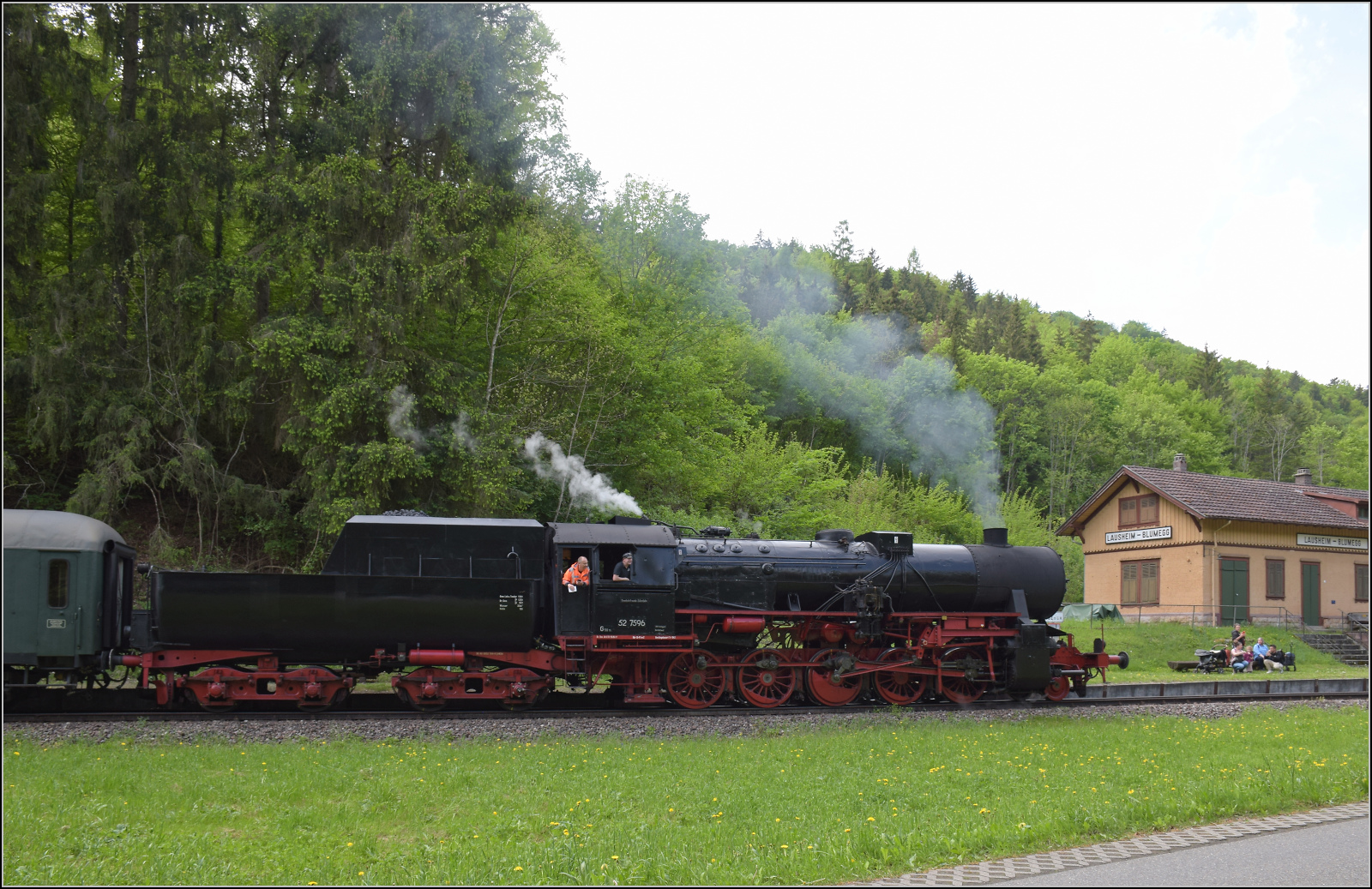 Abschiedfahrten von 52 7596.

Auf Bergfahrt am Haltepunkt Lausheim-Blumegg. Mai 2025.