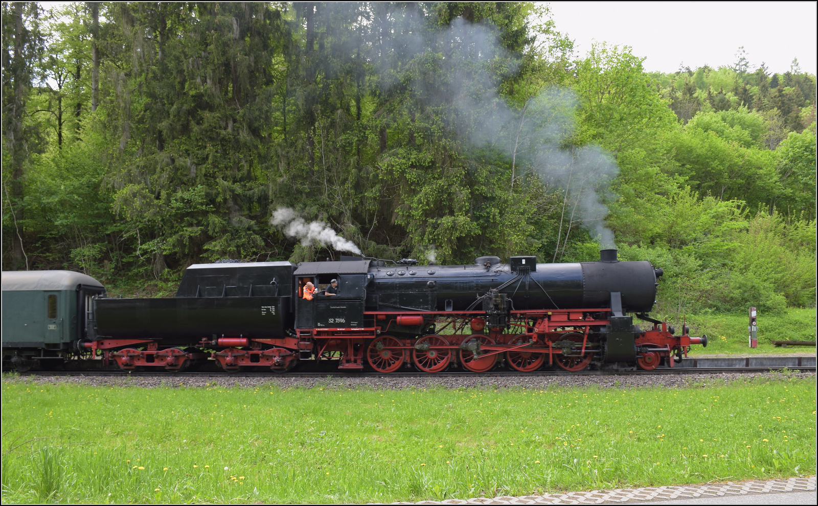Abschiedfahrten von 52 7596.

Auf Bergfahrt am Haltepunkt Lausheim-Blumegg. Mai 2025.