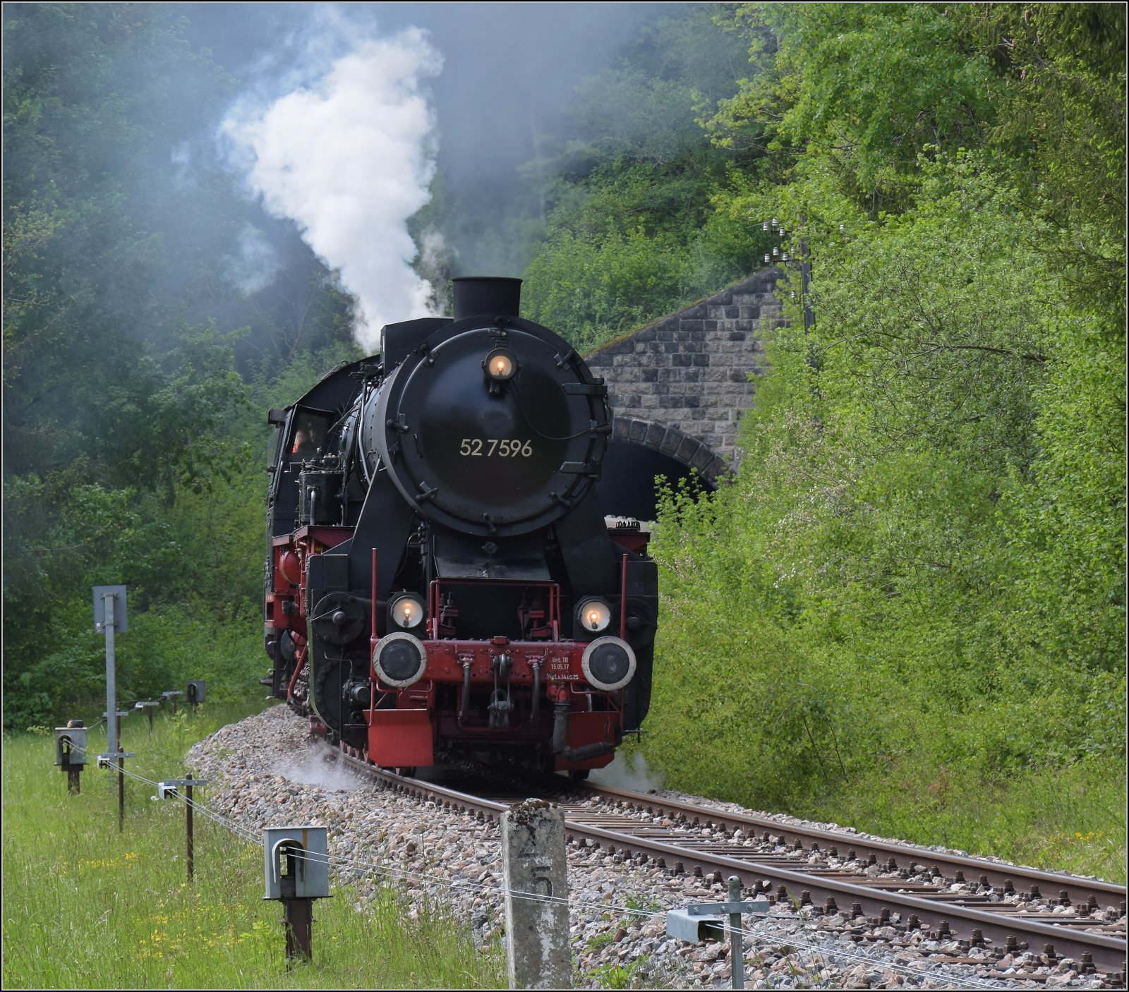 Abschiedfahrten von 52 7596.

Auf Bergfahrt im Bahnhof Grimmelshofen. Mai 2025.