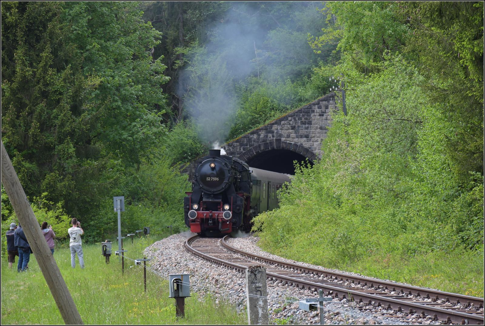 Abschiedfahrten von 52 7596.

Auf Bergfahrt im Bahnhof Grimmelshofen. Mai 2025.