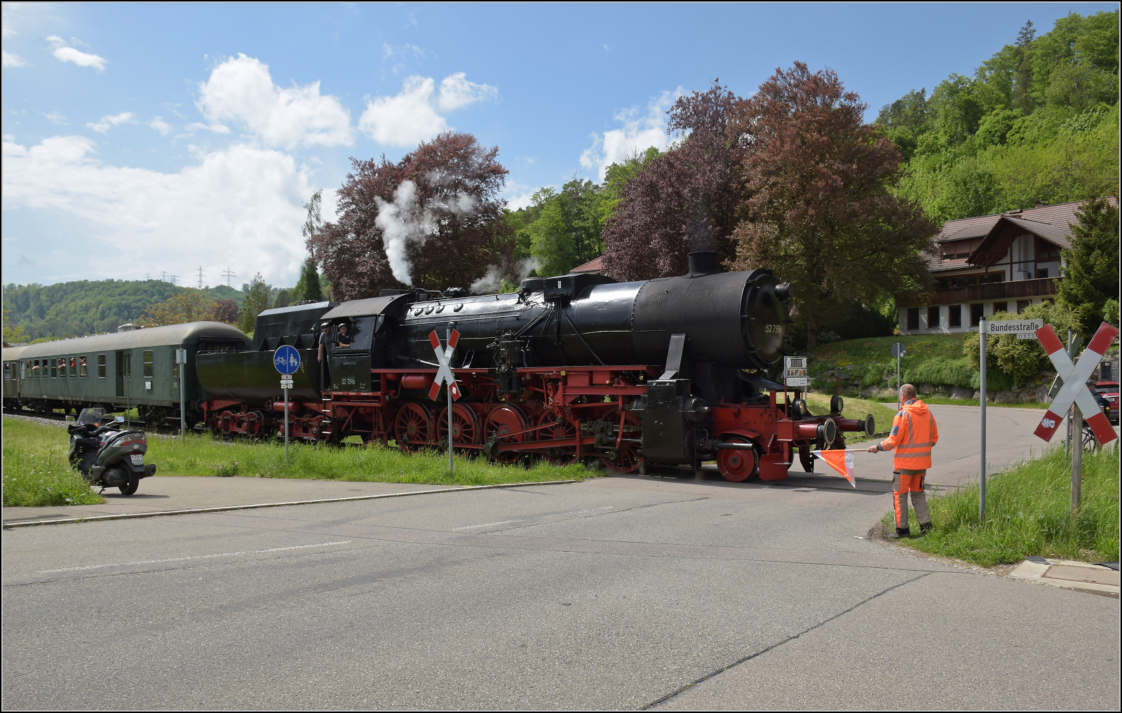 Abschiedfahrten von 52 7596.

Auf der Wutachtalbahn werden die 20 km in fast gerader Linie bis zum Abschnitt der Museumsstrecke bewältigt. In Stühlingen wird die Strecke momentan noch renoviert, damit künftig bis Weizen regulärer Taktverkehr gefahren werden kann. Mai 2025.