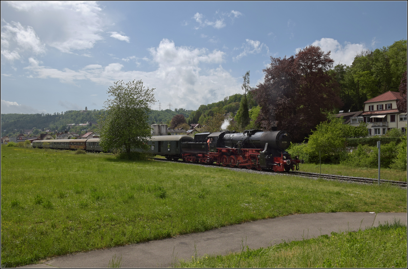 Abschiedfahrten von 52 7596.

Auf der Wutachtalbahn werden die 20 km in fast gerader Linie bis zum Abschnitt der Museumsstrecke bewältigt. In Stühlingen wird die Strecke momentan noch renoviert, damit künftig bis Weizen regulärer Taktverkehr gefahren werden kann. Mai 2025.
