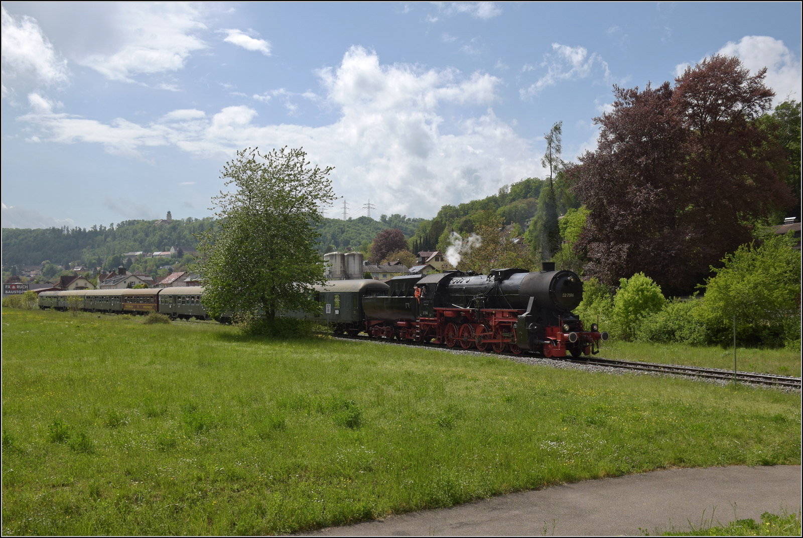 Abschiedfahrten von 52 7596.

Auf der Wutachtalbahn werden die 20 km in fast gerader Linie bis zum Abschnitt der Museumsstrecke bewältigt. In Stühlingen wird die Strecke momentan noch renoviert, damit künftig bis Weizen regulärer Taktverkehr gefahren werden kann. Mai 2025.