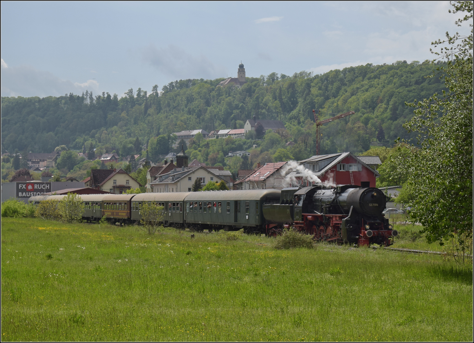 Abschiedfahrten von 52 7596.

Auf der Wutachtalbahn werden die 20 km in fast gerader Linie bis zum Abschnitt der Museumsstrecke bewältigt. In Stühlingen wird die Strecke momentan noch renoviert, damit künftig bis Weizen regulärer Taktverkehr gefahren werden kann. Mai 2025.