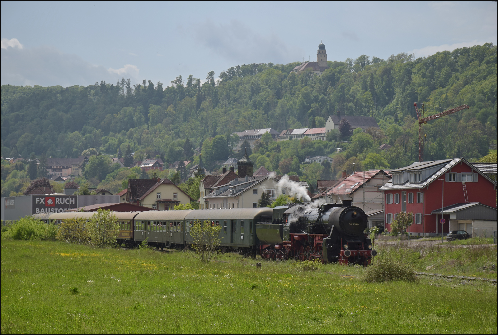 Abschiedfahrten von 52 7596.

Auf der Wutachtalbahn werden die 20 km in fast gerader Linie bis zum Abschnitt der Museumsstrecke bewältigt. In Stühlingen wird die Strecke momentan noch renoviert, damit künftig bis Weizen regulärer Taktverkehr gefahren werden kann. Mai 2025.