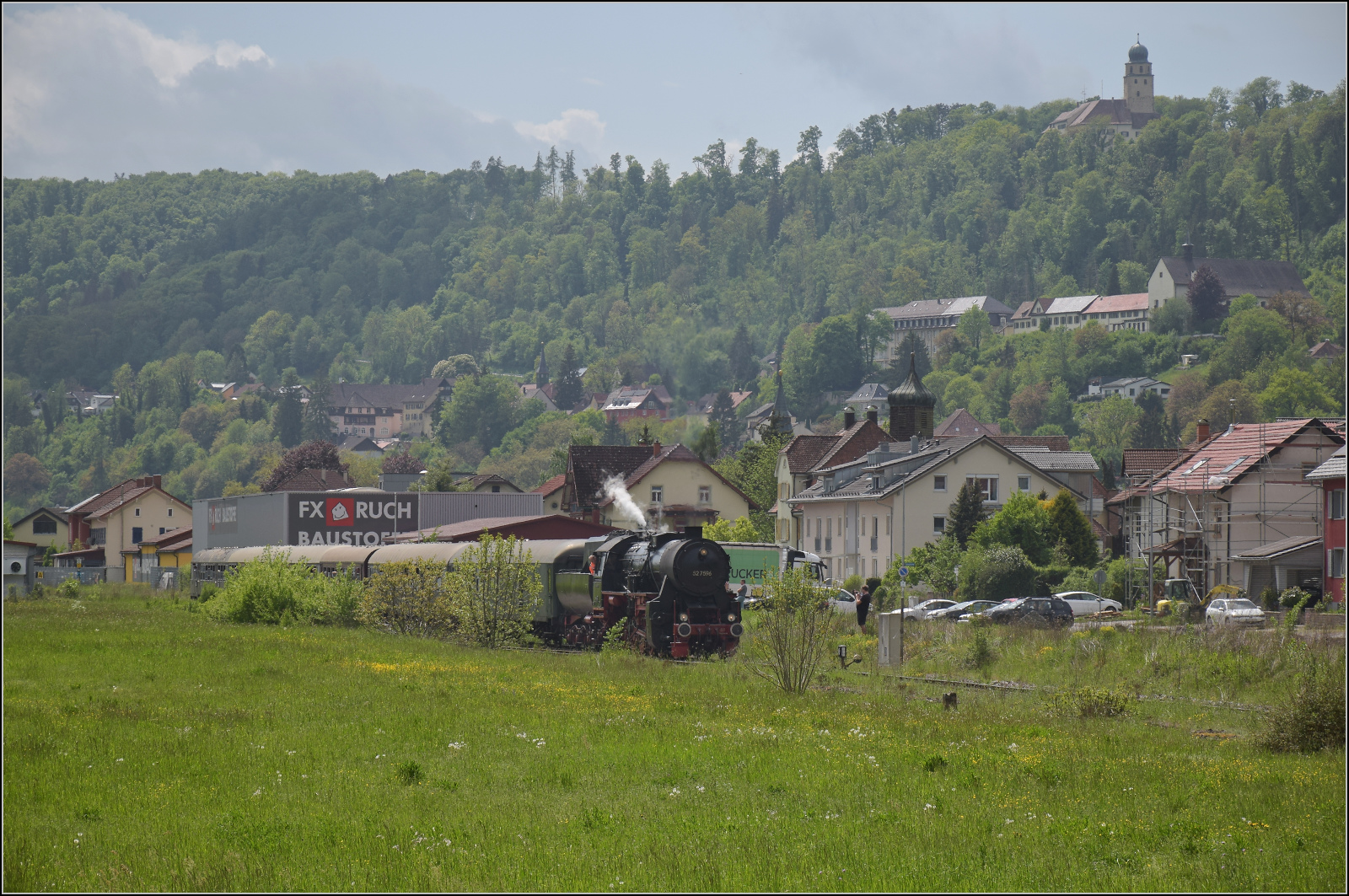 Abschiedfahrten von 52 7596.

Auf der Wutachtalbahn werden die 20 km in fast gerader Linie bis zum Abschnitt der Museumsstrecke bewältigt. In Stühlingen wird die Strecke momentan noch renoviert, damit künftig bis Weizen regulärer Taktverkehr gefahren werden kann. Mai 2025.