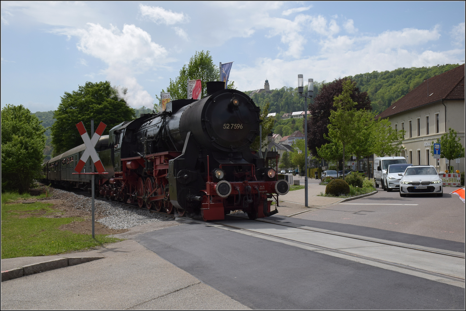Abschiedfahrten von 52 7596.

Auf der Wutachtalbahn werden die 20 km in fast gerader Linie bis zum Abschnitt der Museumsstrecke bewältigt. In Stühlingen wird die Strecke momentan noch renoviert, damit künftig bis Weizen regulärer Taktverkehr gefahren werden kann. Mai 2025.