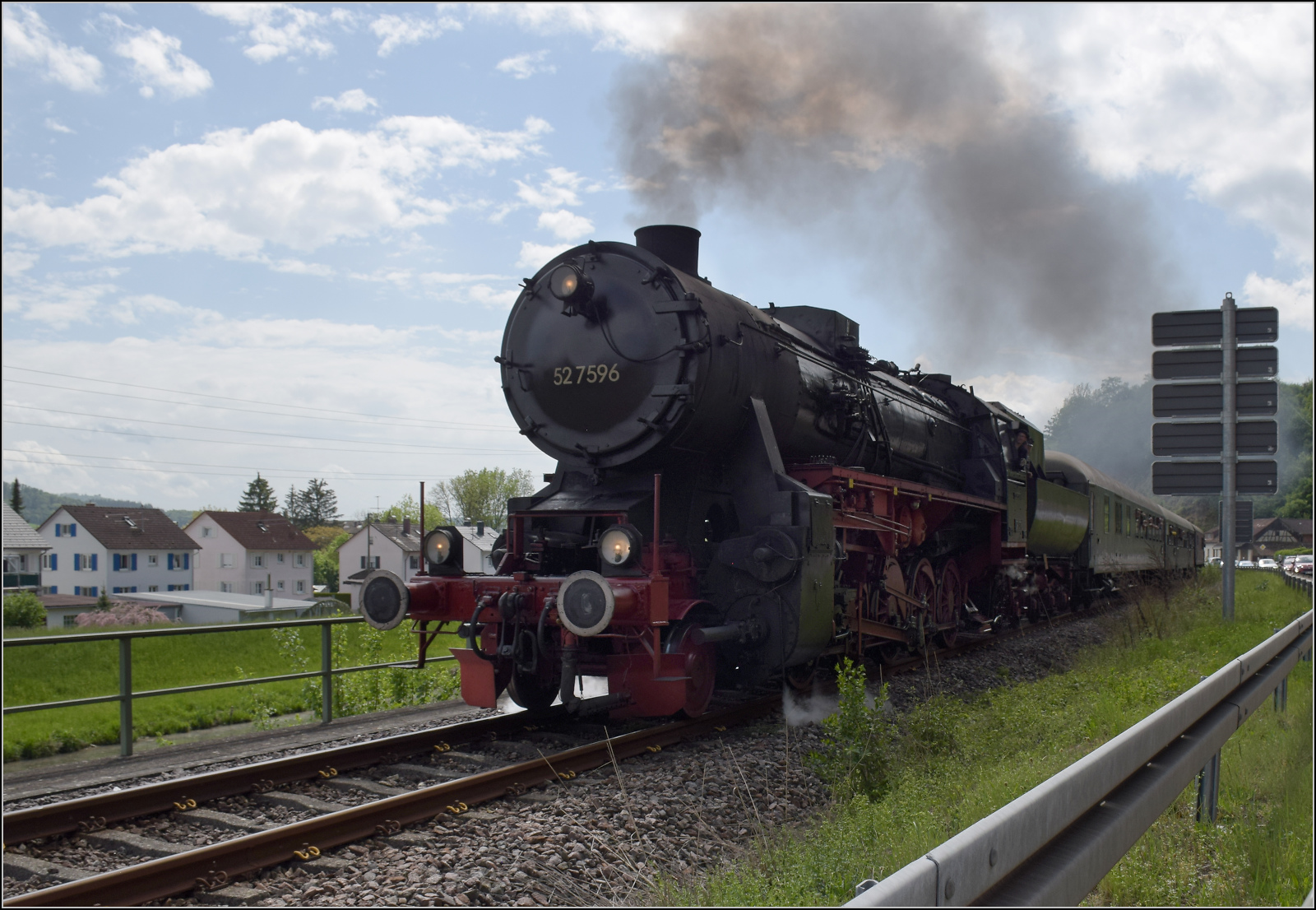 Abschiedfahrten von 52 7596.

Auf der Wutachtalbahn werden die 20 km in fast gerader Linie bis zum Abschnitt der Museumsstrecke bewältigt. In Wutöschingen gelingt ein Bild mit der namensgebenden Wutach, obwohl hohes Verkehrsaufkommen nur noch einen Notschuss zulässt. Mai 2025.