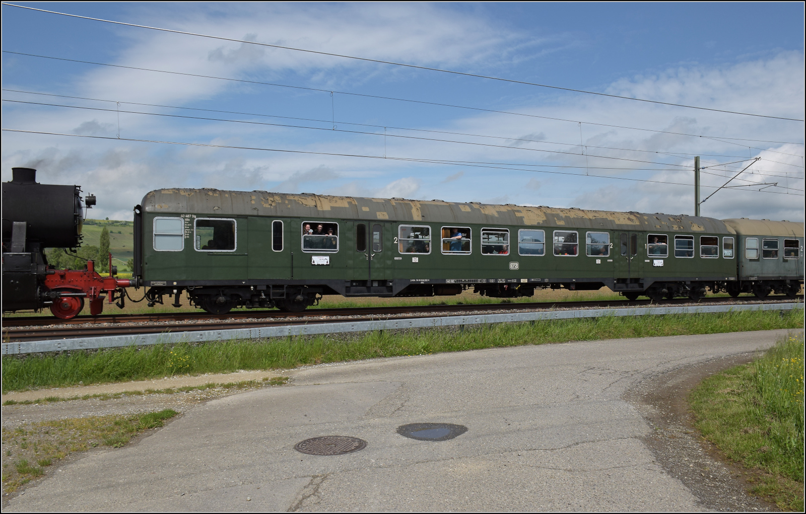 Abschiedfahrten von 52 7596.

Bei Wilchingen-Hallau befindet sich der Zug in der Schweiz. Mai 2025.
