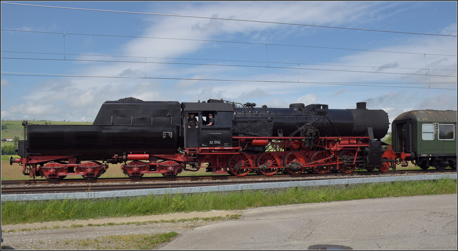Abschiedfahrten von 52 7596.

Bei Wilchingen-Hallau befindet sich der Zug in der Schweiz. Mai 2025.