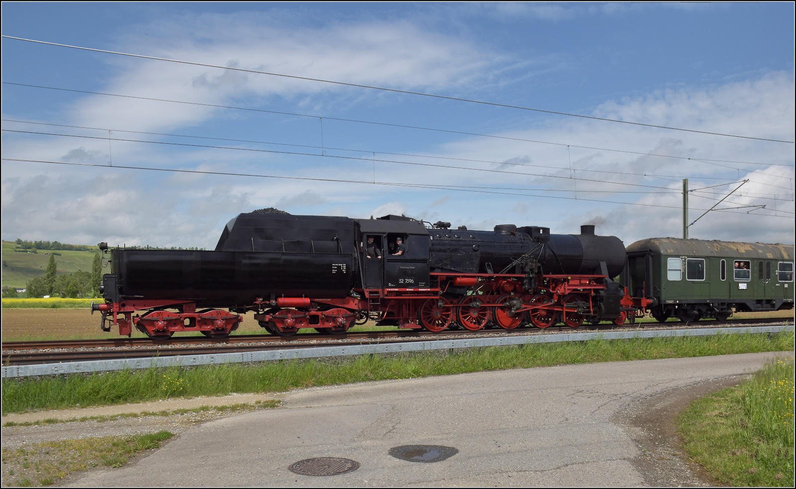 Abschiedfahrten von 52 7596.

Bei Wilchingen-Hallau befindet sich der Zug in der Schweiz. Mai 2025.
