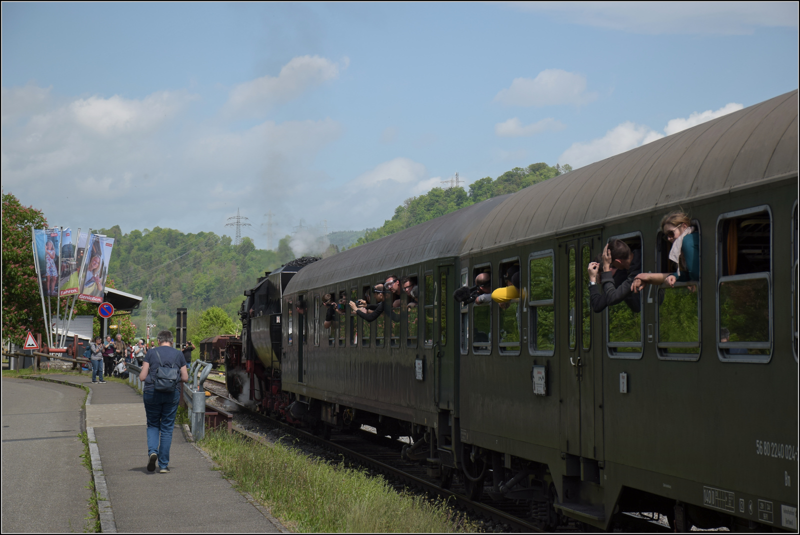 Abschiedfahrten von 52 7596.

Einfahrt in den ersten Bahnhof der Museumsstrecke. Weizen, Mai 2025.