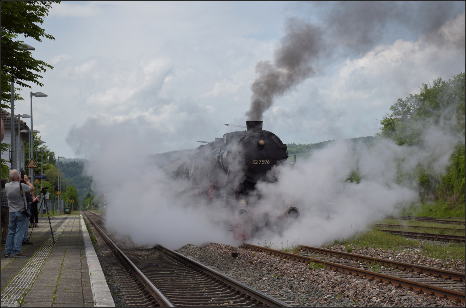 Abschiedfahrten von 52 7596.

Endlich Abfahrt in Lauchringen auf die Wutachtalbahn. Mai 2025.