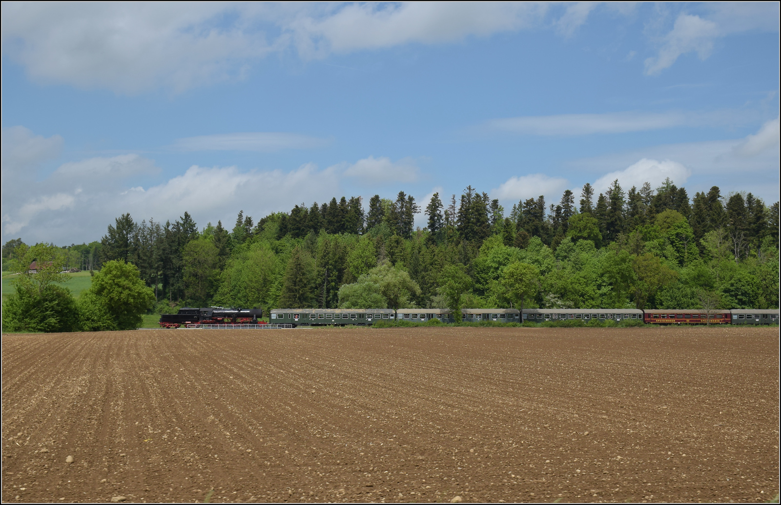 Abschiedfahrten von 52 7596.

In der Nähe von Geißlingen im Klettgau. Mai 2025.