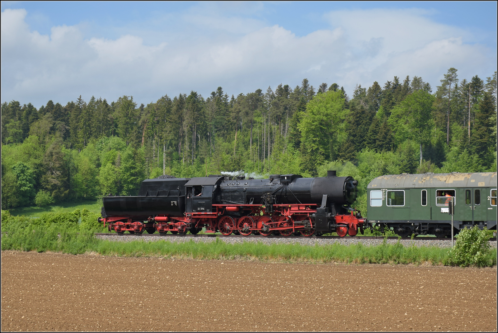 Abschiedfahrten von 52 7596.

In der Nähe von Geißlingen im Klettgau. Mai 2025.