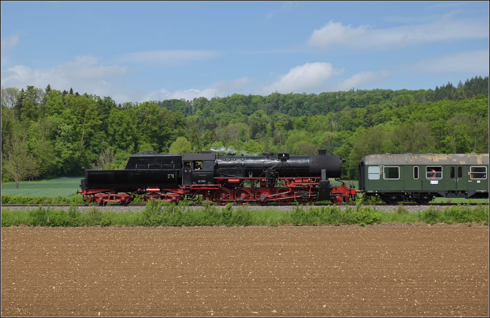 Abschiedfahrten von 52 7596.

In der Nähe von Geißlingen im Klettgau. Mai 2025.