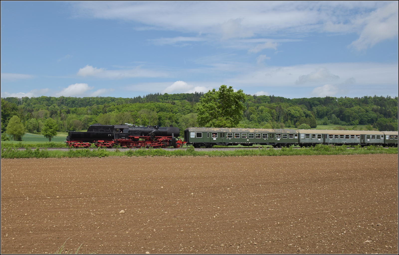 Abschiedfahrten von 52 7596.

In der Nähe von Geißlingen im Klettgau. Mai 2025.