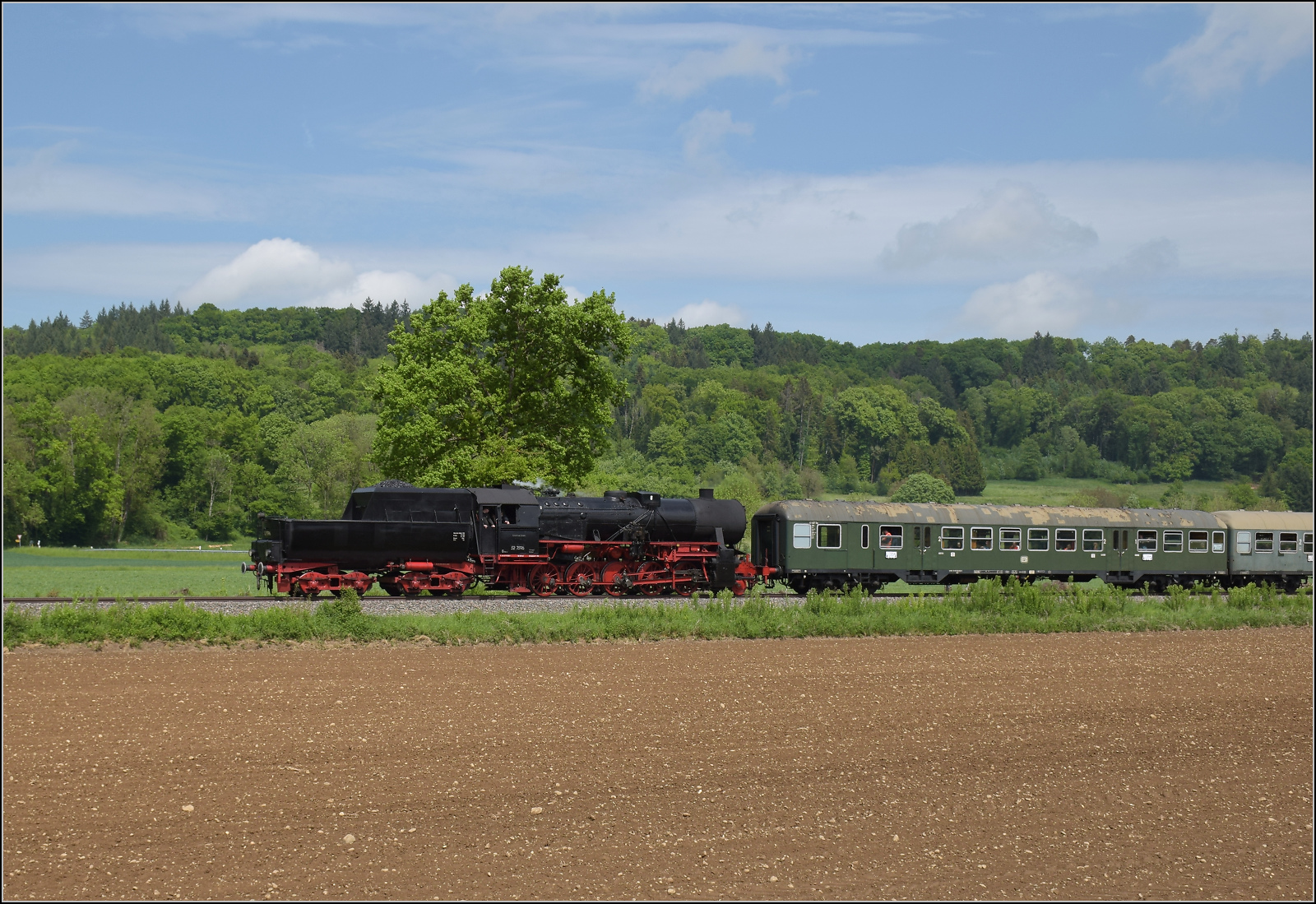 Abschiedfahrten von 52 7596.

In der Nähe von Geißlingen im Klettgau. Mai 2025.