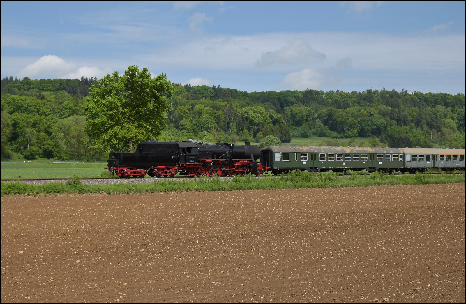 Abschiedfahrten von 52 7596.

In der Nähe von Geißlingen im Klettgau. Mai 2025.