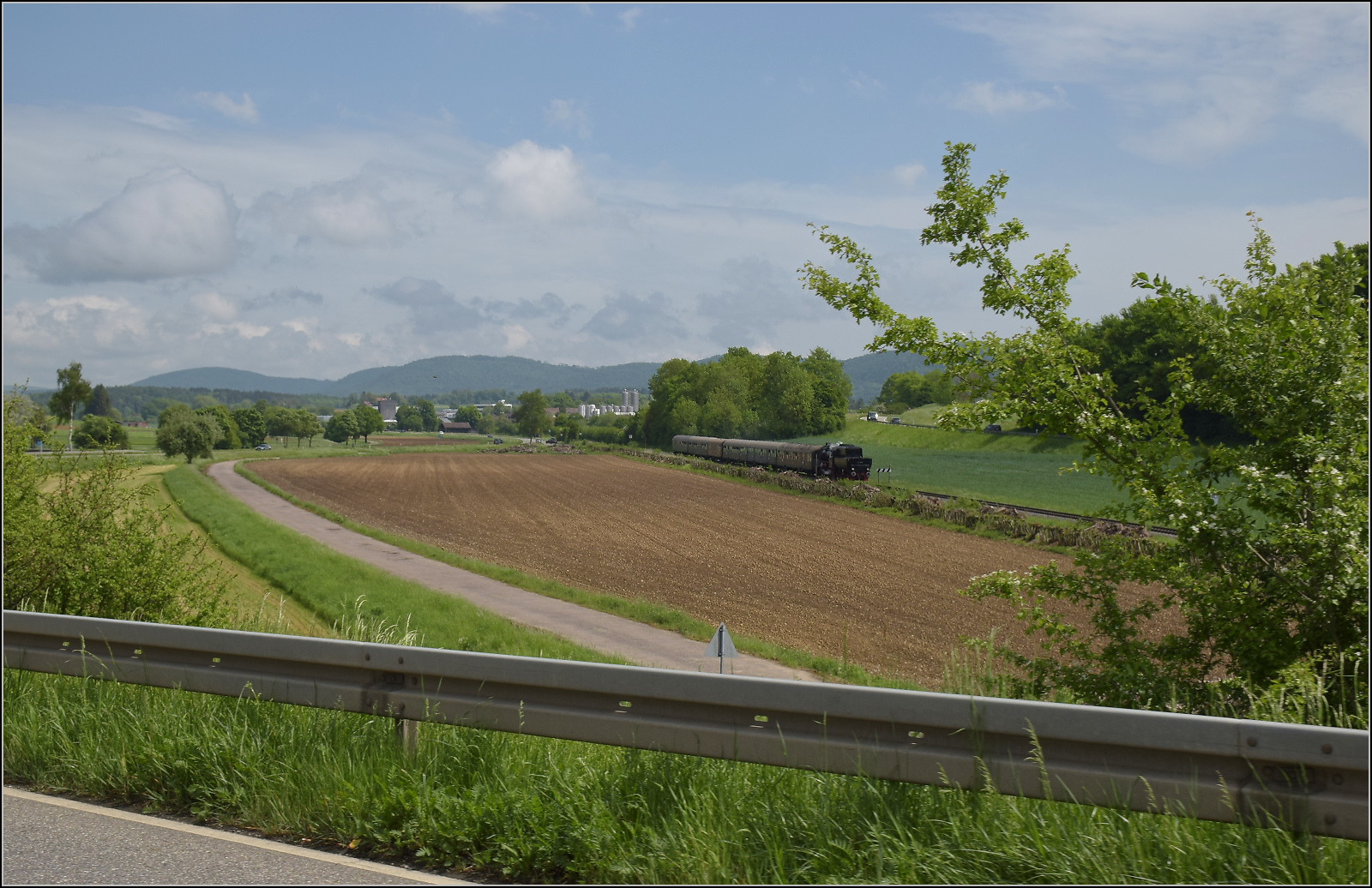 Abschiedfahrten von 52 7596.

In der Nähe von Geißlingen im Klettgau. Mai 2025.