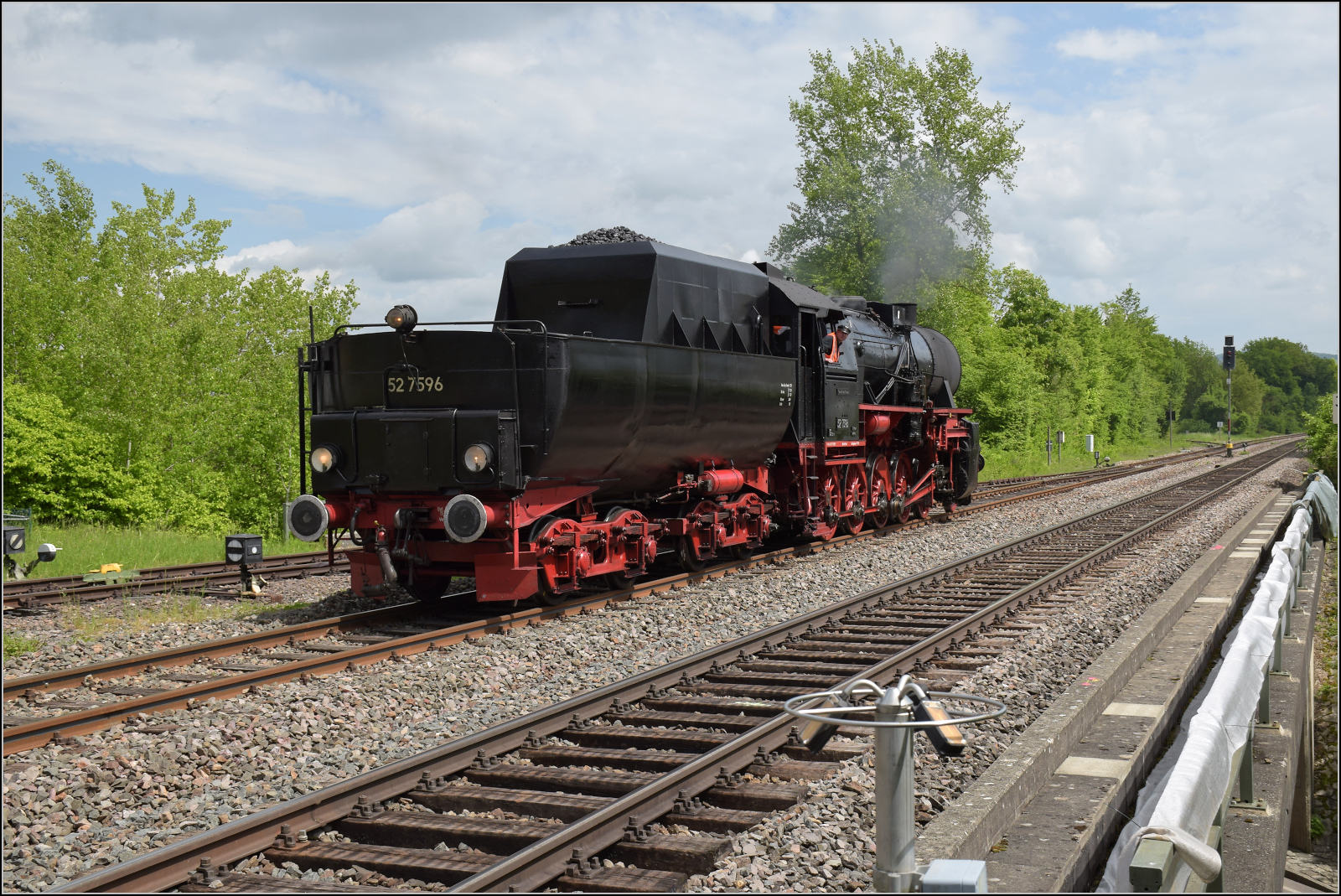 Abschiedfahrten von 52 7596.

Rangierfahrt an den Zug nach dem Wasserfassen in Lauchringen. Mai 2025.