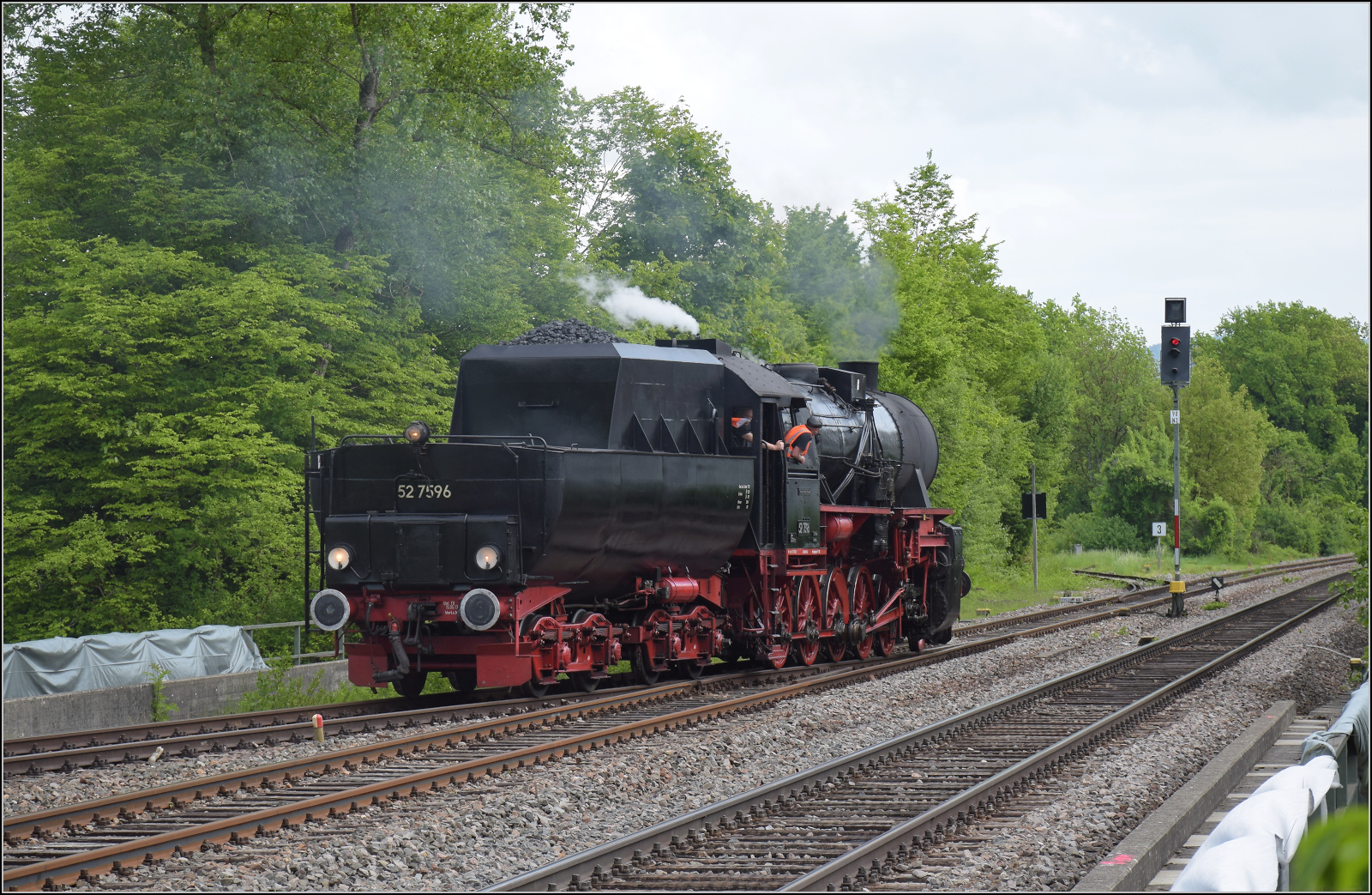 Abschiedfahrten von 52 7596.

Rangierfahrt an den Zug nach dem Wasserfassen in Lauchringen. Mai 2025.