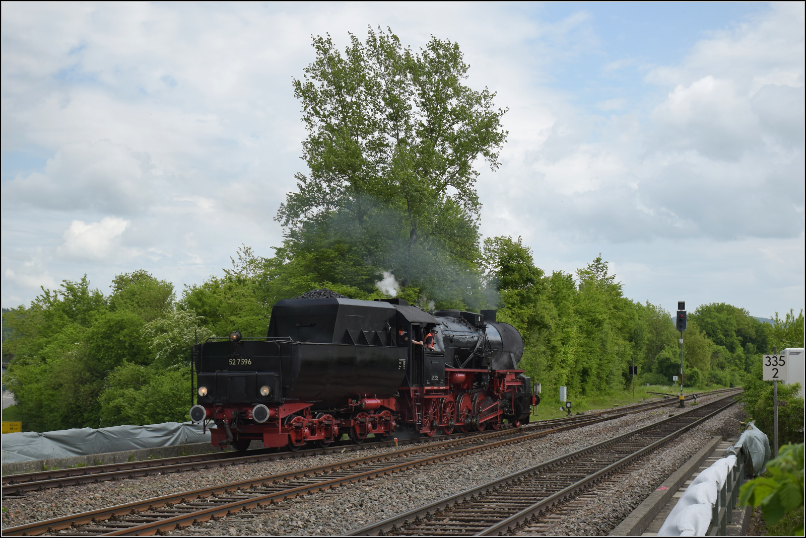 Abschiedfahrten von 52 7596.

Rangierfahrt an den Zug nach dem Wasserfassen in Lauchringen. Mai 2025.