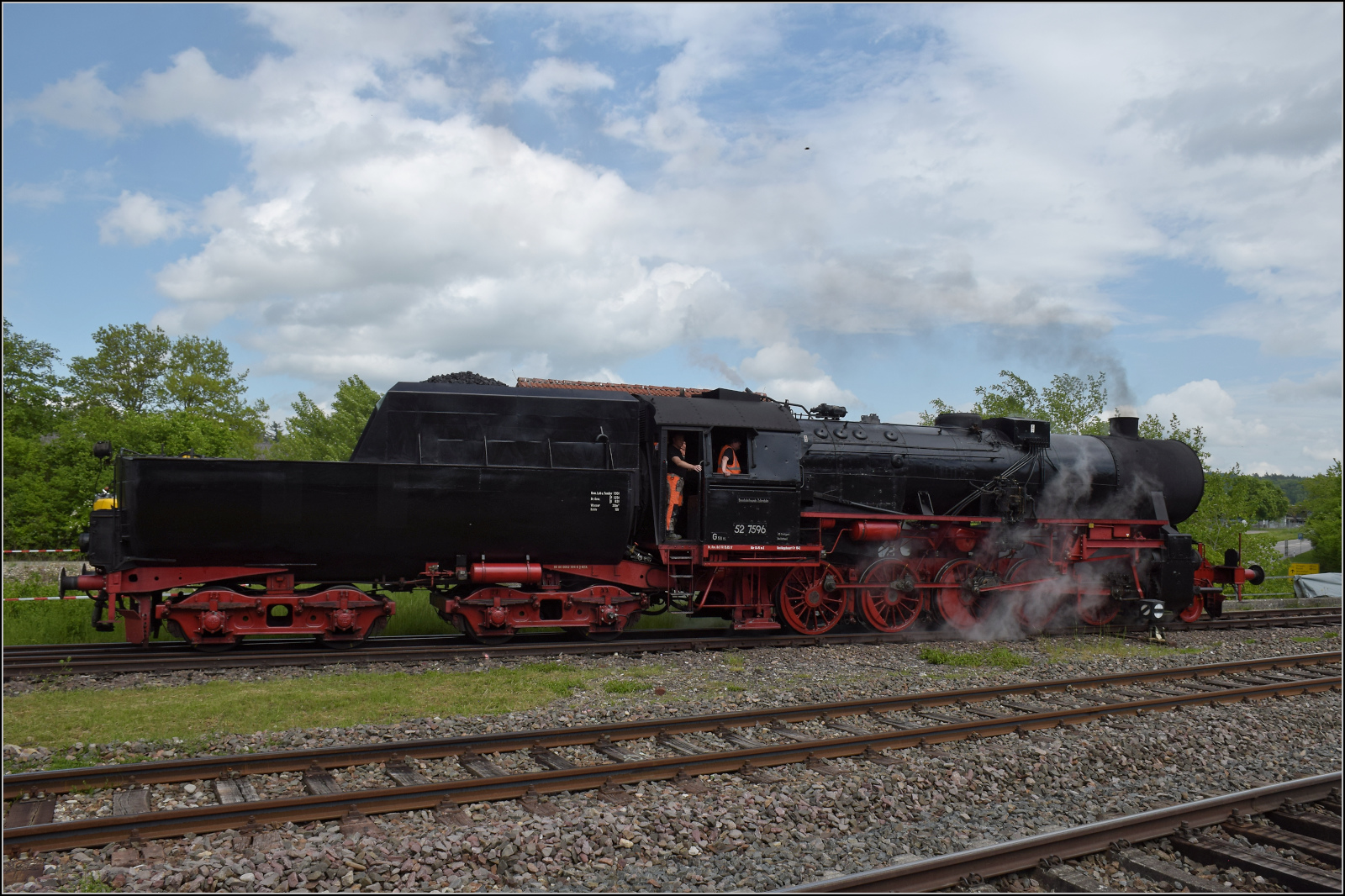 Abschiedfahrten von 52 7596.

Rangierfahrt an den Zug nach dem Wasserfassen in Lauchringen. Mai 2025.
