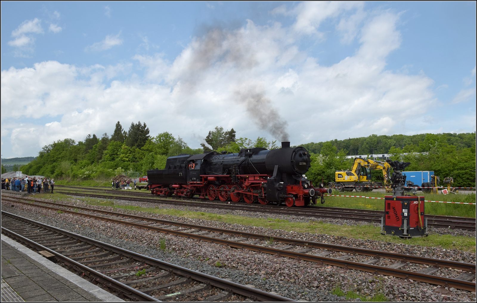 Abschiedfahrten von 52 7596.

Rangierfahrt an den Zug nach dem Wasserfassen in Lauchringen. Mai 2025.