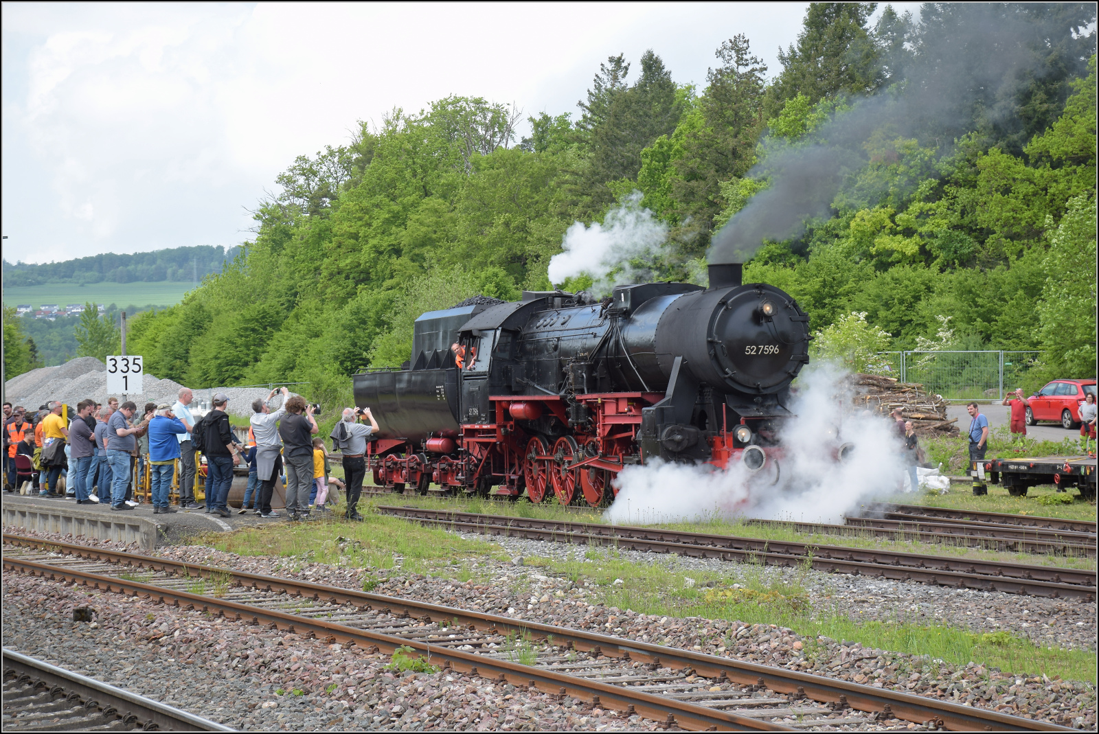 Abschiedfahrten von 52 7596.

Rangierfahrt an den Zug nach dem Wasserfassen in Lauchringen. Mai 2025.
