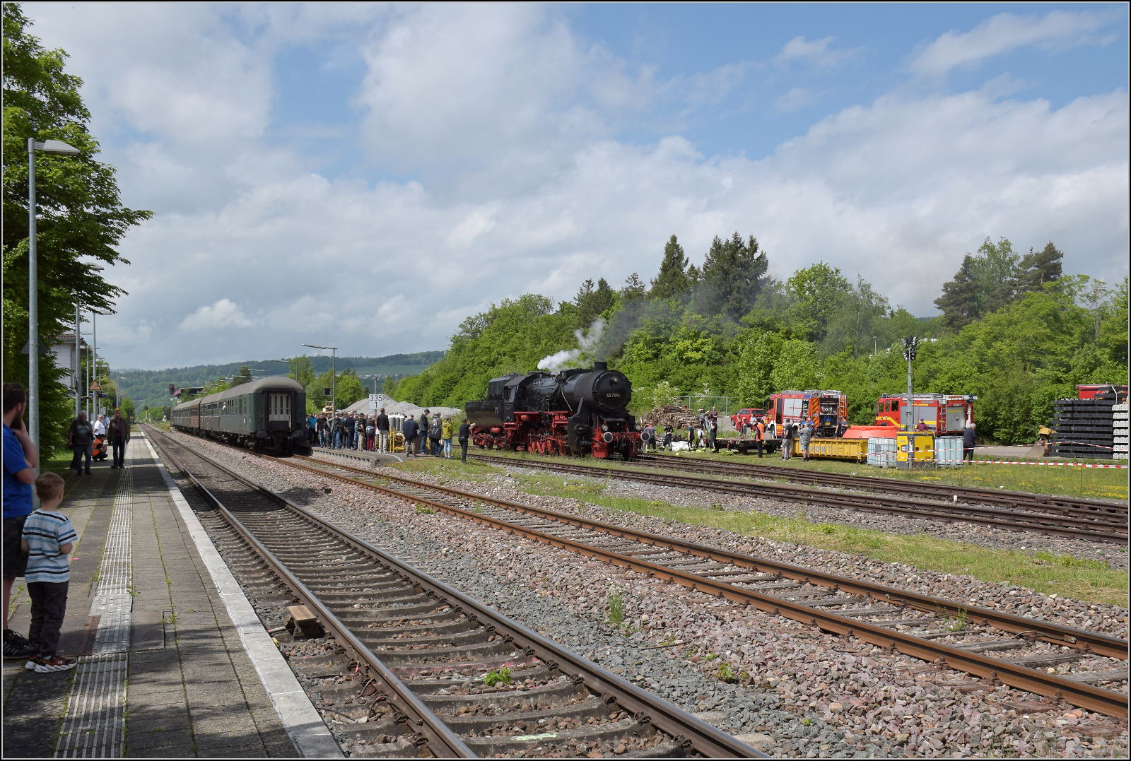 Abschiedfahrten von 52 7596.

Wasserfassen in Lauchringen. Mai 2025.