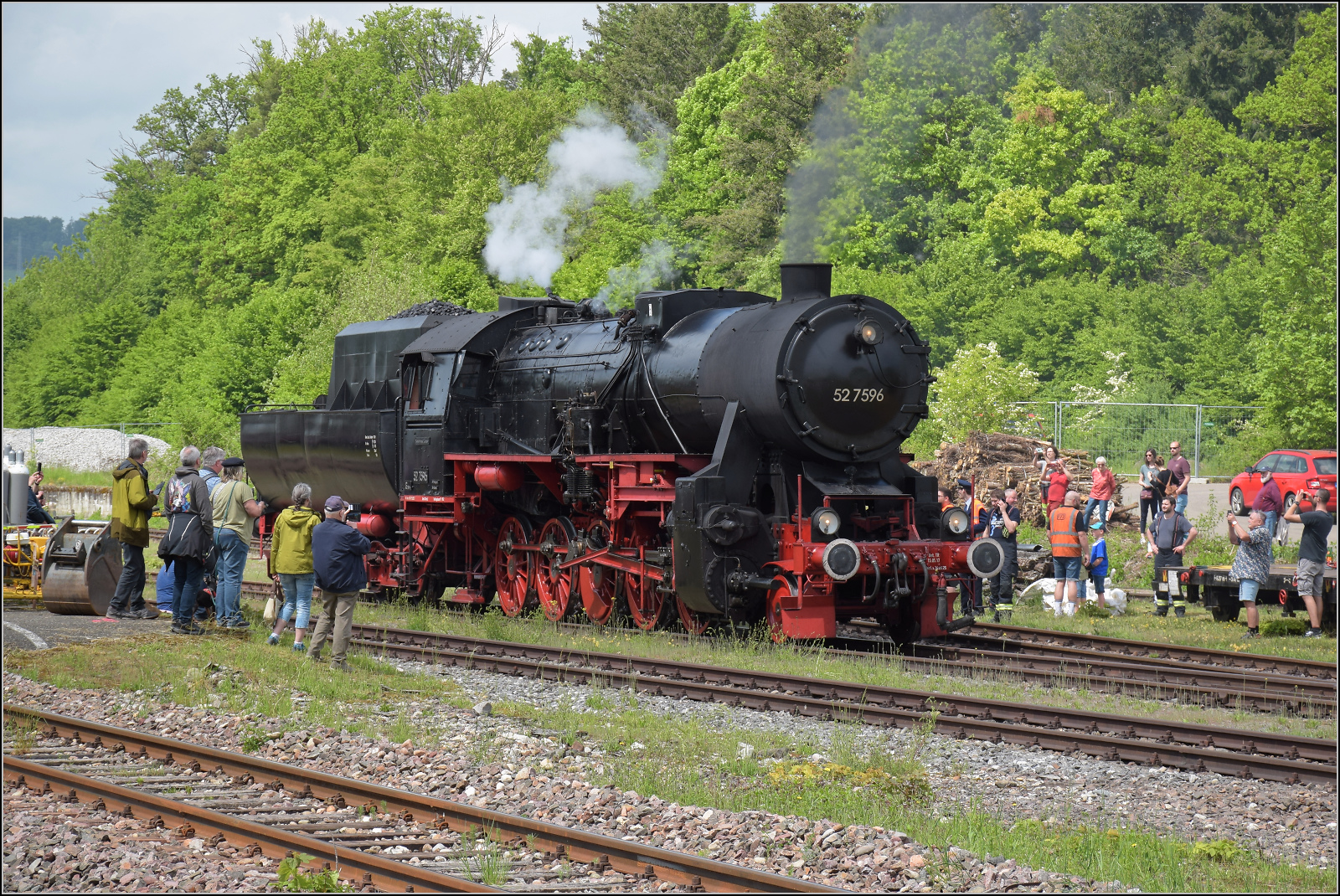 Abschiedfahrten von 52 7596.

Wasserfassen in Lauchringen. Mai 2025.