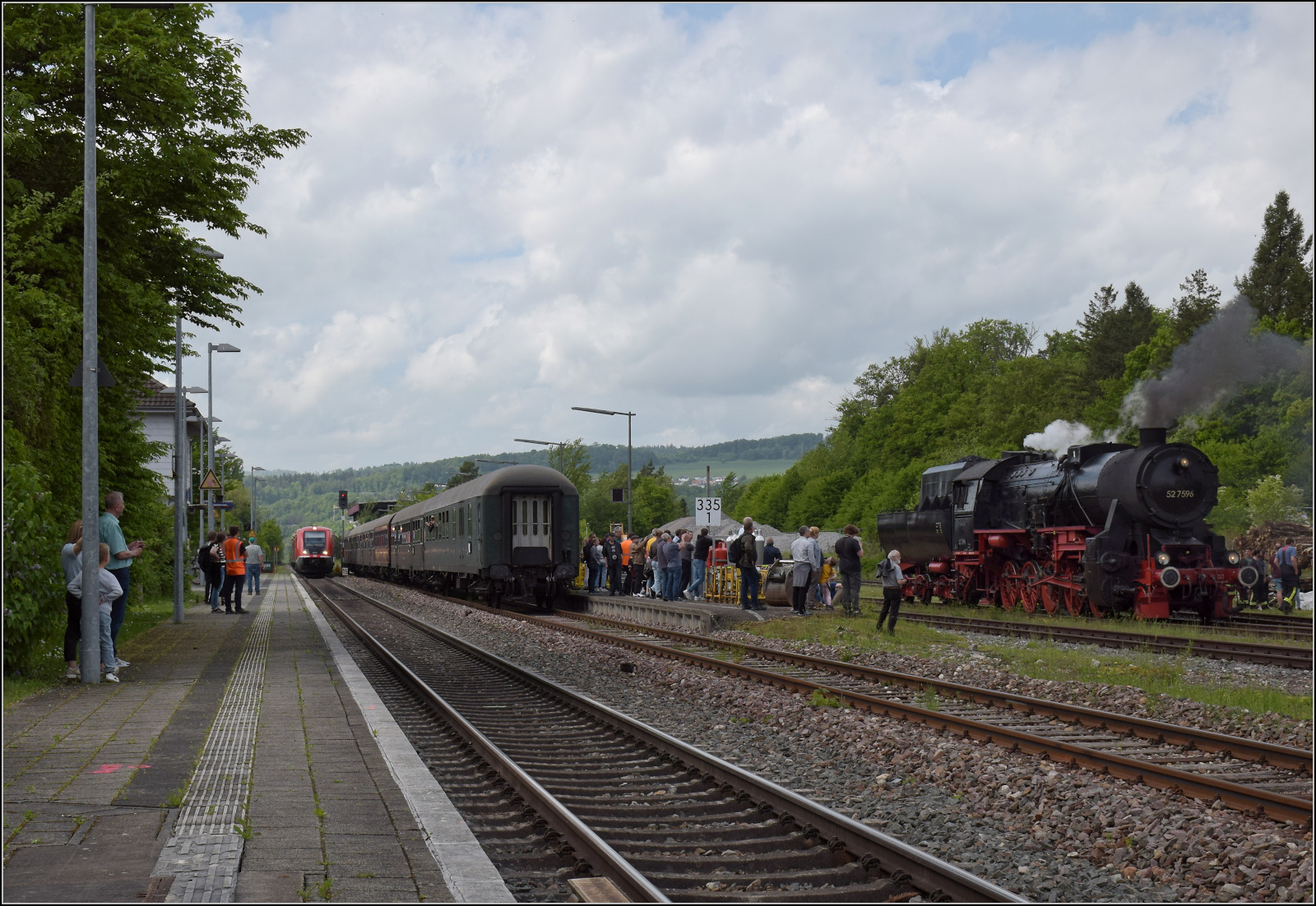 Abschiedfahrten von 52 7596.

Wasserfassen in Lauchringen. Währenddessen schleichen sich 641 031 und ein weiterer 641 von Waldshut an und verlassen nach kurzer Pause die Szene wieder Richtung Waldshut. Mai 2025.